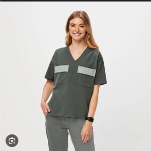 FIGS - Bello Cargo Scrub Top in Bonsai, Medium